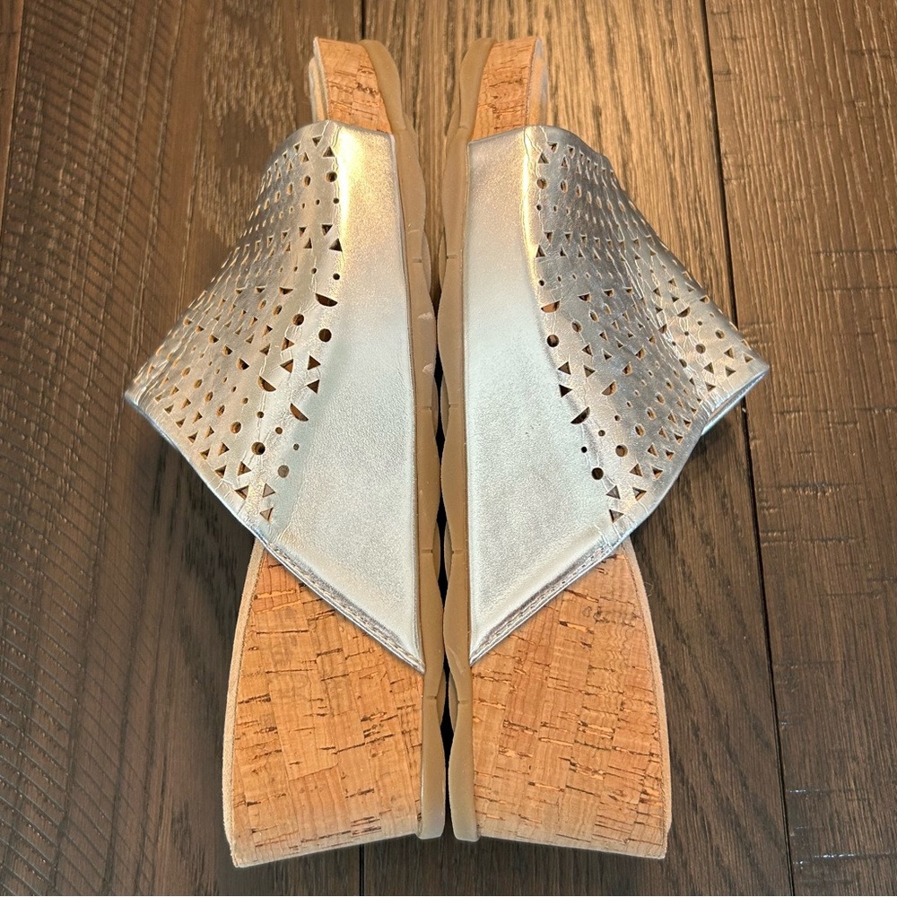 Earth Wendy Laser Cut Casual Slip-on Wedge Sandals Women SZ 9 Metallic Silver - Picture 4 of 7